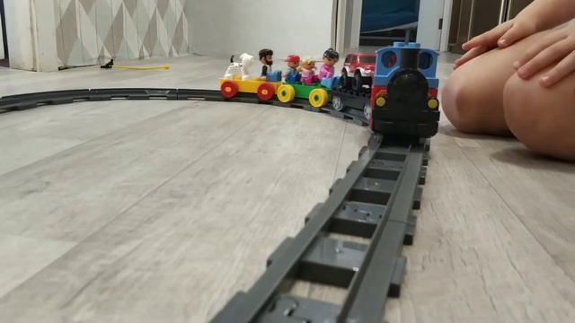 Семья едет кататься на железной дороге! смотреть онлайн