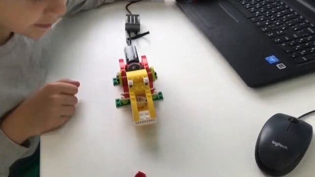 Робототехника для детей. Крокодил съел человека. #Lego на уроке Шаробот. смотреть онлайн