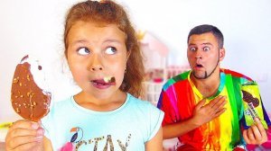 Милана и папа готовят фруктовое мороженое дома