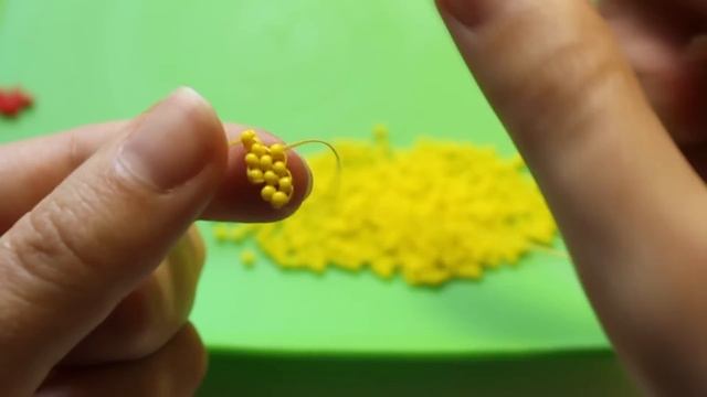 ЦЫПЛЕНОК ИЗ БИСЕРА кирпичным плетением | Как сплести игрушку из бисера смотреть онлайн
