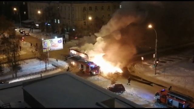 В Железнодорожном районе горит автобус смотреть онлайн