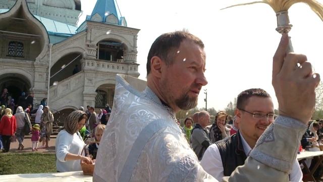 Освящение куличей на Пасху у храма в Тайнинском (Мытищи) смотреть онлайн