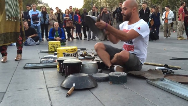 ЧУВАК НЕРЕАЛЬНО БОЖИТ НА СКОВОРОДКАХ И КАСТРЮЛЯХ ► Фантастический Уличный Барабанщик смотреть онлайн