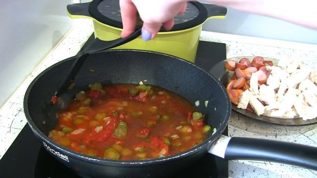 Сборная мясная солянка по-домашнему / Вкусный сытный суп с колбасками и сосисками смотреть онлайн