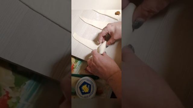 Круассаны с начинкой за 5 минут из слоёного теста. Начинка варёное сгущенное молоко. #рецепты смотреть онлайн
