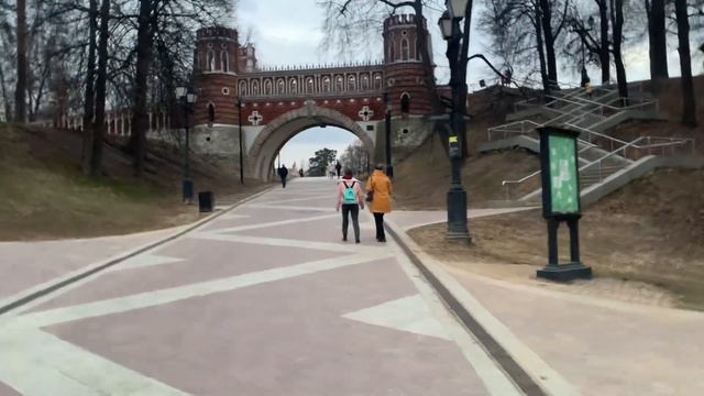 Прогулка в Музее-заповеднике Царицыно до Большого Дворца, улица Воздушная, г. Москва, 04.04.2023 смотреть онлайн