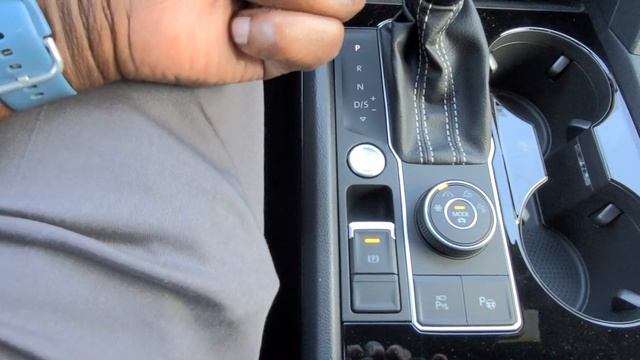 2023 VW Atlas Cross Sport 3.6 SEL Premium R-Line 4Motion in Opal White Pearl смотреть онлайн