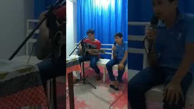 Tocando na igrejinha eu e Fernando no inicio do culto смотреть онлайн