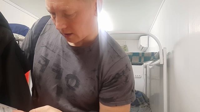 КАК  ОБУВАЮТ И ОДЕВАЮТ РАБОЧИХ,РАБОТА ВАХТОЙ!