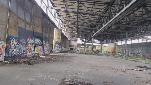 Ораниенбург. #Заброшенный аэродром. Зашёл в ангар для верталетов. Германия.2021 год. смотреть онлайн