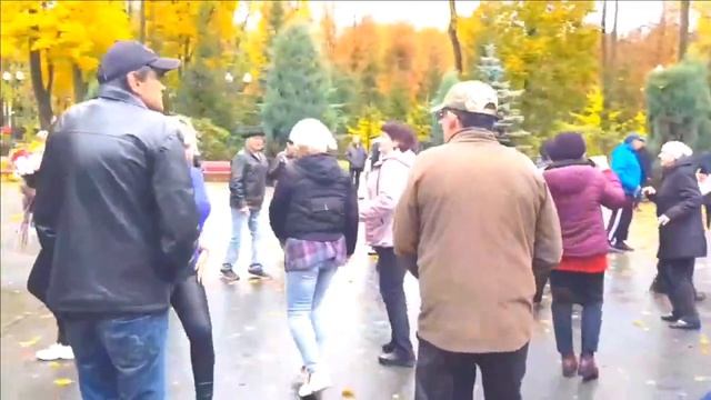 ТО ЛИ ВЕЧЕР ВОРОЖИТ ЗА ОКОЛИЦЕЙ!ХАРЬКОВ ТАНЦЫ В ПАРКЕ ОКТЯБРЬ 2023 смотреть онлайн