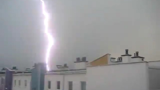 Молния ударила в дом смотреть онлайн