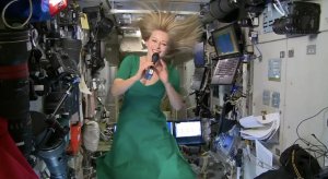 Необычный подарок Россиянам от Юлии Пересильд из космоса.