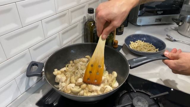 Моя ЛЮБИМАЯ ПАСТА, с курицей и грибами в сливочном соусе с сыром с голубой плесенью. Простой рецепт смотреть онлайн