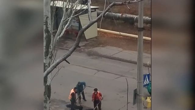 Укладка асфальта по новой технологии, в ямы с водой