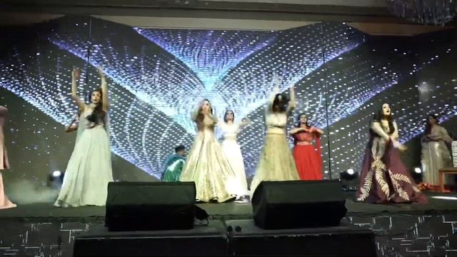 Le Gayi Le Gayi| Wedding Choreography| Dil To Pagal Hai| Karishma Kapoor| Shahrukh Khan|Bolly Garag смотреть онлайн