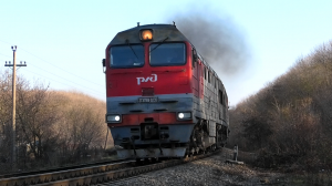 2ТЭ116У-0235 с небольшим грузовым поездом и приветливой бригадой