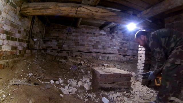 Демонтаж старинного фундамента печи, построенного на известковом растворе. смотреть онлайн