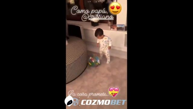 Роналду тренирует младшего сына.