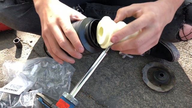 Corolla XRS gets brand new Tokico HTS suspension / How to replace front and rear struts смотреть онлайн