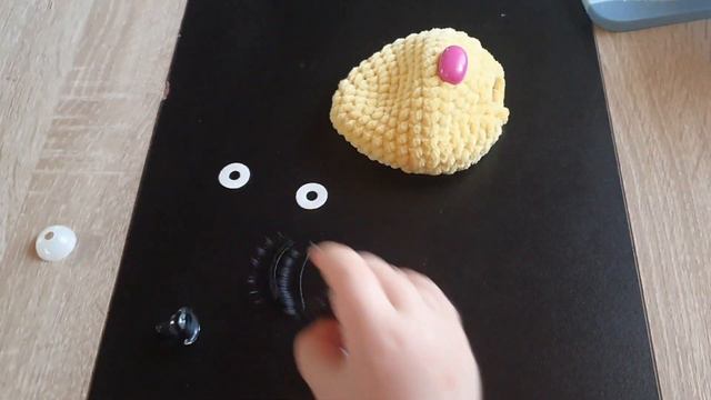 Малыш показывает как нужно правильно вставлять игрушкам глазки смотреть онлайн