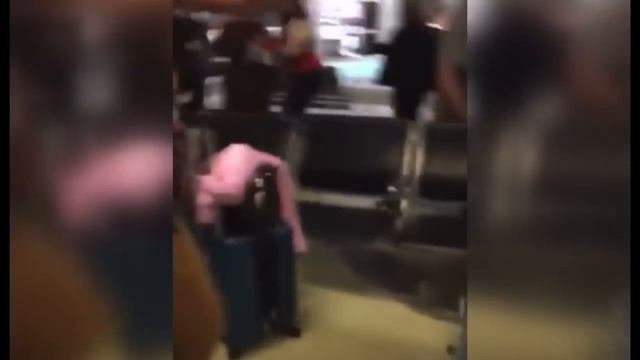 Brawl with cops at Miami airport lands 2 behind bars смотреть онлайн