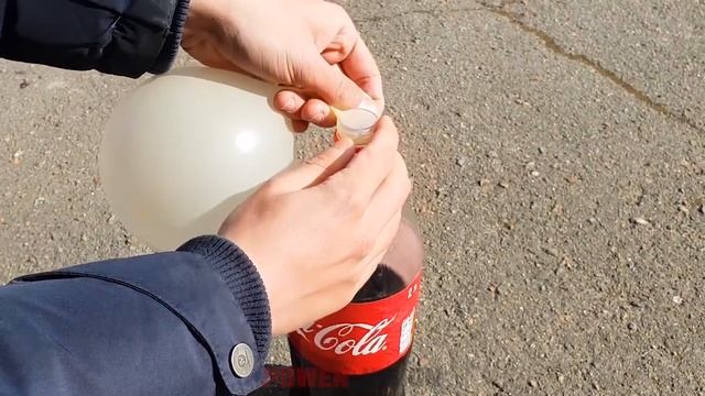 Experiment: Two Balloons of Coca Cola VS Bottle of Mentos Super Reaction! смотреть онлайн