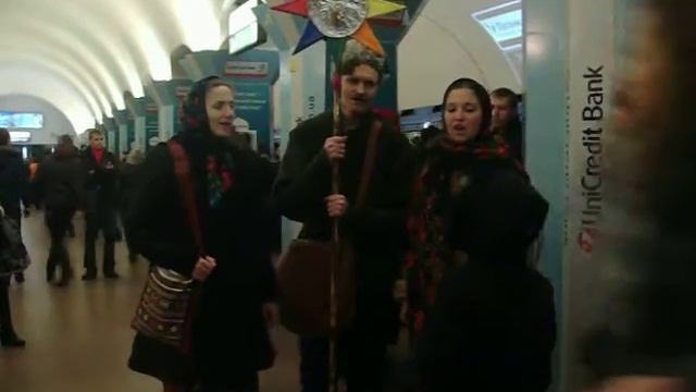 Щедрівки на станции метро "Майдан Незалежности" смотреть онлайн