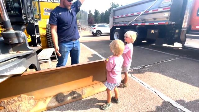 Trucks for Toddlers - Touch a Truck with Sky and Finn | Digger | Learning Video смотреть онлайн