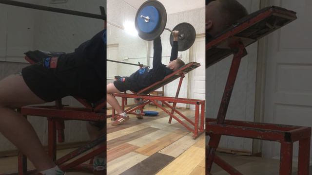 55 кг,2 недели назан,проверил максимум в упражнении,с рабочим весом,пощитайте сколько зделал😀💪👍✊ смотреть онлайн