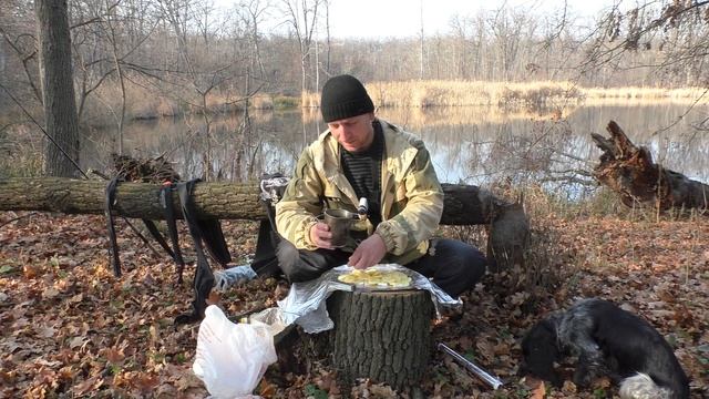 Рыбалка и отдых с Жориком на лесном озере.Готовлю картошку с салом на костре. смотреть онлайн