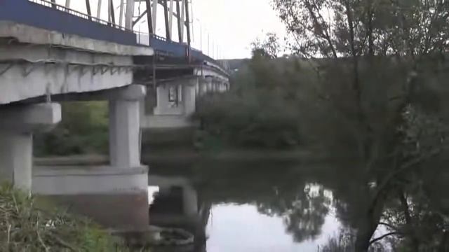Человек выпрыгнул из падающей машины с моста... смотреть онлайн