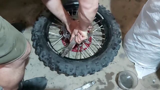 Вставляем мусс в заднее колесо! смотреть онлайн