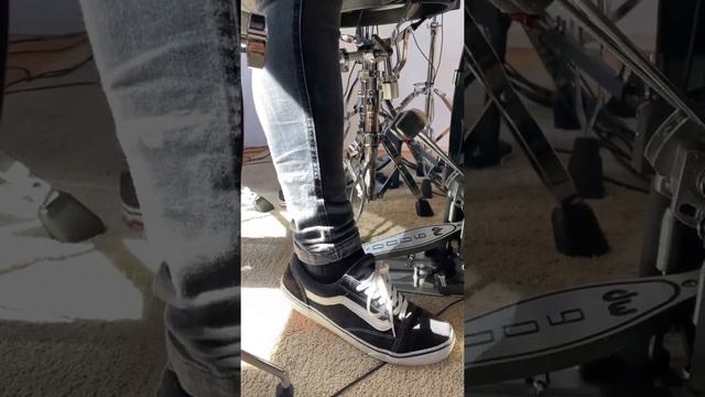 60秒で学ぶ！フットワーク編【背伸びの感覚と、足首のバネを活かす！】　#ドラムレッスン #ドラム練習 #ドラム初心者 #ドラム基礎 #akidrum #バスドラム смотреть онлайн