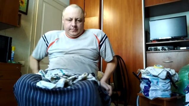 Шейник ремонтирует инвалидную коляску Вытирания рамы. Кратко. смотреть онлайн