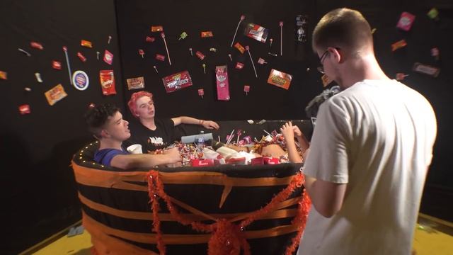 Last To Leave Halloween Candy Wins $10,000 смотреть онлайн