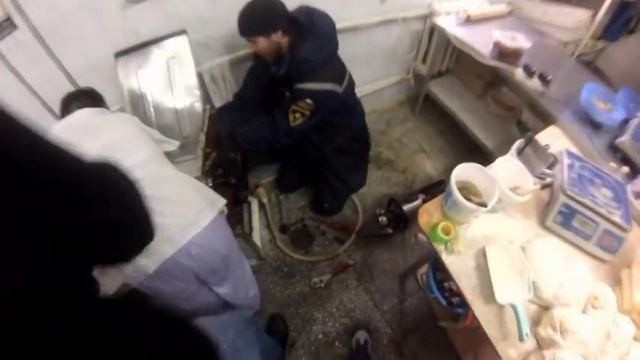 В Челябинске руку сотрудницы пекарни зажало в тестораскаточной машине смотреть онлайн