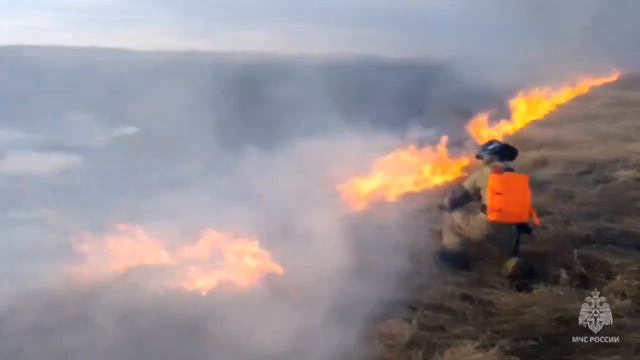 11-04-2023_В Кургане пожарные остановили огонь, распространяющийся в сторону СНТ «Синтез-2» смотреть онлайн