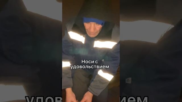 Раздача обуви бездомным на вокзале #доброникон #shorts смотреть онлайн