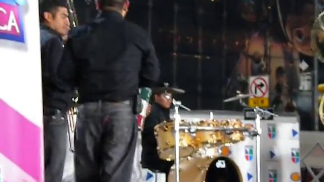 LA BANDA AGAVE DE BROOKLYN ACOMPANANDO A LUPILLO RIVERA смотреть онлайн