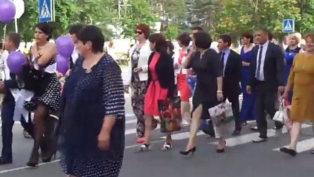 Выпускники г. Микашевичи идут по ул.Первомайская, присоединяется гимназия. 10.06.2016г. смотреть онлайн