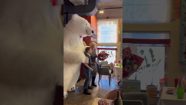 Мишка с радостью вручил букет цветов имениннице и подарил незабываемые эмоции! ? смотреть онлайн