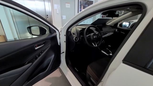 Mazda 2 SIGNATURE couleur "Snowflake White Pearl" смотреть онлайн