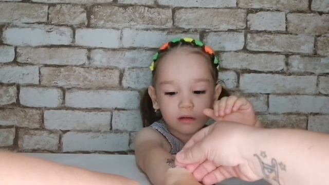 Лизунец леденец 4в1 сюрприз для девочек на палочке распаковка и обзор от Life of little Alisa смотреть онлайн