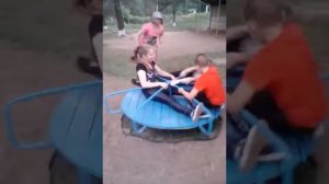 Мальчик в конце упал с карусели