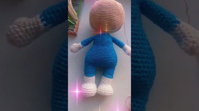 вязание крючком. этот мультяшный персонаж любимец детей. кукла связанная крючком. амигуруми