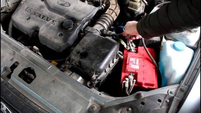 Обзор щетки для очистки клемм аккумулятора и быстрого удаления коррозии и окислов смотреть онлайн