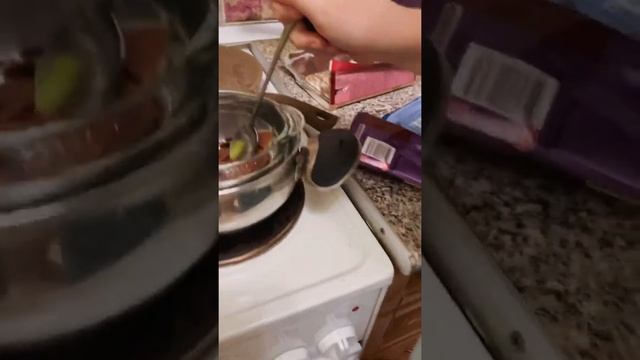 КАК РАСТОПИТЬ ШОКОЛАД на паровой бане смотреть онлайн
