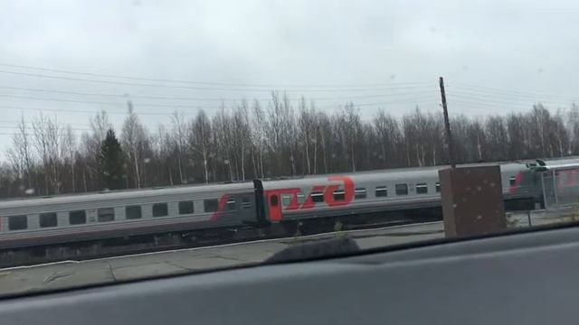 тепловоз ТЭП70 с пассажирским поездом Екатеринбург-Приобье и 2ТЭ116 стоит с резервом