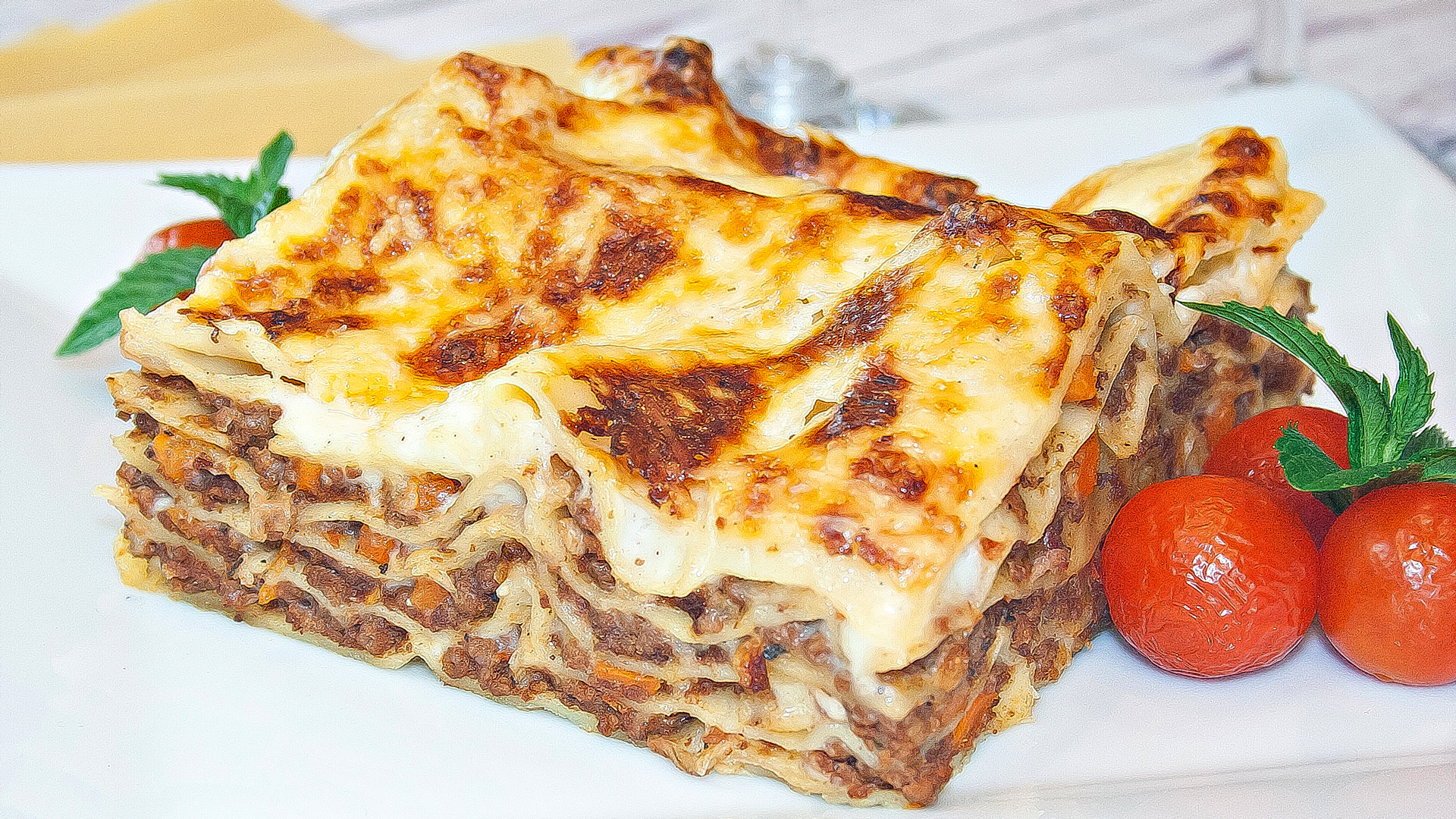 Лазанья с соусом Бешамель и Болоньезе, рецепт очень вкусной лазаньи в домашних условиях! смотреть онлайн